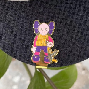 Clip para sombrero de metal esmaltado con diseño de astronauta y oso, para sombreros y gorras, accesorio de regalo coleccionable - Product Image 4