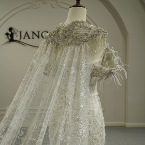Robe de mariée sirène moderne de luxe GT26050 avec broderie de dentelle lourde perlée, traîne chapelle et plumes, accompagnée d'un châle - Product Image 6