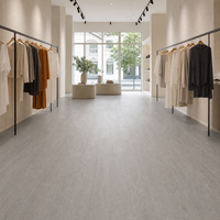 Revêtement de sol SPC en chêne gris WYRAX pour salon résidentiel, idéal pour les revêtements de sol intérieurs et la rénovation d'appartements