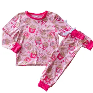 QL2021 थोक बच्चों के कपड़े दो टुकड़ा सेट टी शर्ट + पैंट गुलाबी फ्राइज़ प्यार मुद्रण वैलेंटाइन्स दिवस पजामा सेट बच्चे संगठन
