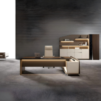 Bureau de direction électrique moderne de luxe à hauteur réglable, table de patron intelligente en L pour position assise ou debout avec grand meuble latéral
