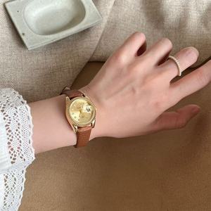 Un reloj redondo de estilo retro para mujer, que exuda un lujo ligero y un encanto de nicho. Es una mujer vintage, versátil y de piel clara. - Product Image 6