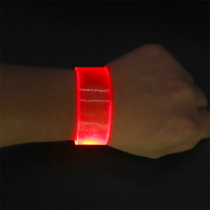 사용자 정의 로고 새겨진 커프 음악 비트 자석 <span class=keywords><strong>Led</strong></span> 깜박이는 라이트 업 팔찌 파티 용품