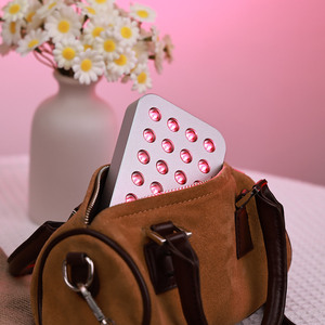 Lampu Terapi Cahaya LED Portabel Kecil untuk Penggunaan di Rumah dari Ideared Clinic, Perangkat Medis LED yang Praktis dengan Cahaya Merah untuk Menghilangkan Rasa Sakit - Product Image 2