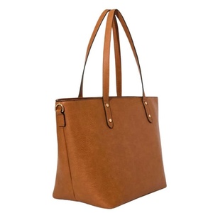 Sacs fourre-tout personnalisés en cuir PU pour femmes à faible MOQ avec broderie, fermeture éclair et chaînes – Sacs pour ordinateur portable résistants à l'eau pour le bureau - Product Image 4