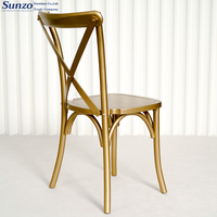 Chaise classique en bois de hêtre à dossier croisé avec finition dorée pour la location de fêtes de luxe et les événements professionnels de banquets hôteliers