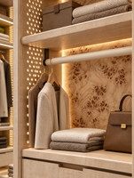 Dressing sur mesure moderne et luxueux avec éclairage LED, armoire intégrée, meuble de rangement ouvert et îlot central pour villa.