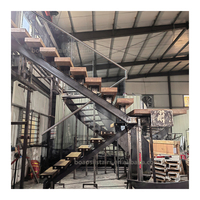 Escalier droit en bois massif de conception moderne avec main courante montée sur le dessus Intérieur en forme de U pour appartement et hall Économie d'espace