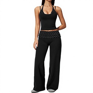 Ensemble de yoga deux pièces respirant et doux avec logo personnalisé sur le devant, tenue de sport active pour femmes - Product Image 1