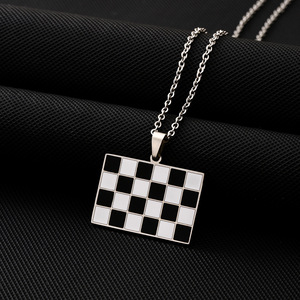 Collana con Ciondolo Bandiera da Corsa in Acciaio Inossidabile, Accessorio di Alta Gamma per Uomo e Donna Autunno-Inverno - Product Image 4
