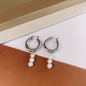 2025 nuevo diseño coreano mujeres niñas moda agua dulce perla gota pendientes elegantes de alta calidad 18K oro Huggie pendientes de aro - Product Image 6