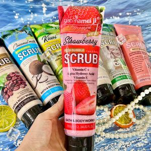 Gommage à la fraise le plus vendu pour un nettoyage en profondeur, une exfoliation, une hydratation et l'élimination des peaux rugueuses. 350g. - Product Image 2