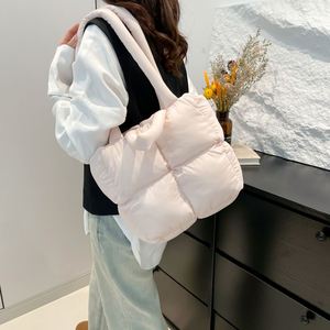Sacs à main matelassés de couleur unie simples pour femmes, sac fourre-tout matelassé, logo personnalisé - Product Image 3