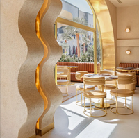 Design d'intérieur de café moderne, mobilier de restaurant, table à manger avec structure en acier inoxydable et plateau en faux marbre, ensemble de chaises, banquette, canapé