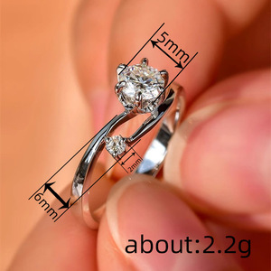 Anello di Fidanzamento Geometrico con Zirconi per Donne, Gioiello Elegante e Scintillante alla Moda - Product Image 5