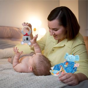 Coffret cadeau personnalisé pour bébé garçon avec couverture à emmailloter hochet bon marché vente en gros cadeaux uniques de révélation de sexe pour nouveau-né - Product Image 5