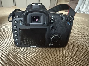 กล้องแคนนอน Canon <span class=keywords><strong>EOS</strong></span> <span class=keywords><strong>7D</strong></span> 18.0 ล้านพิกเซล APS-C CMOS กล้องดิจิตอลมือสอง - Product Image 2