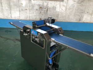 Machine à fabriquer des <span class=keywords><strong>croissants</strong></span> Ligne de production de <span class=keywords><strong>croissants</strong></span> entièrement Mouleur/rouleau/cutter à <span class=keywords><strong>croissants</strong></span> en stock au meilleur prix à vendre - Product Image 2