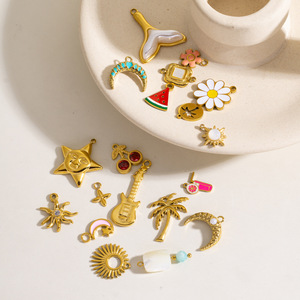 Vibes de Playa Dorada |   Dijes de Acero Inoxidable Chapados en Oro PVD de 18K para la Fabricación de Joyas |   Colgantes con Temática Tropical y de Vacaciones de Verano - Product Image 4