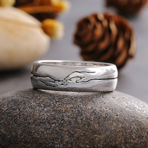 Anello con Mani Intrecciate, Gioiello Minimalista alla Moda, Regolabile, Unisex, Romantico per Uso Quotidiano - Product Image 3