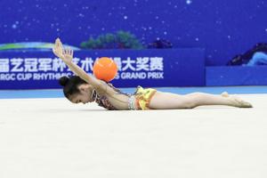 Ballons de gymnastique rythmique en caoutchouc YIJOY les plus vendus en 15 cm, 17 cm et 18,5 cm, adaptés à l'entraînement et aux compétitions. - Product Image 6