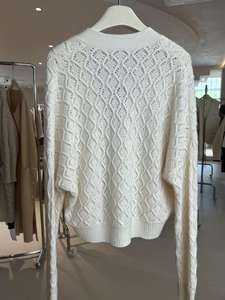 Pull en laine/cachemire pour femme luxueux à col en V, tricoté à l'ordinateur, blanc, logo sur le devant, élégant, décontracté, superposable, respirant, stylé - Product Image 2