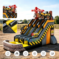 Toboggan aquatique gonflable géant à trois pistes avec design de grue à tour 3D et d'excavatrice pour la location d'équipements de fête commerciaux