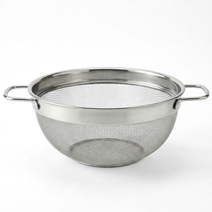 Élégant passoire en acier inoxydable fait main avec maille fine et doubles poignées pour la cuisine – Essentiels classiques de la cuisine - Product Image 1