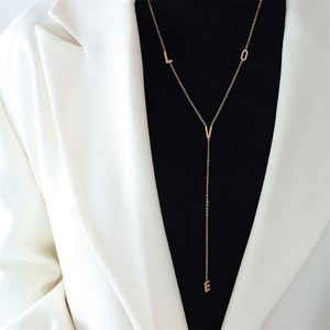 Collar Minimalista con Cadena de Eslabones Chapada en Oro, Colgante con Letra Inicial del Alfabeto, Collar con Letra LOVE - Product Image 6