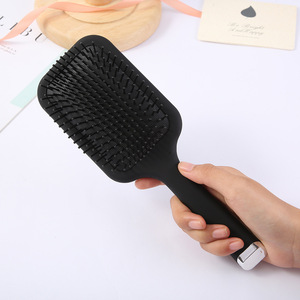 Brosse à cheveux coussinée noire mate à poils en nylon, forme oblongue, pour cheveux raides et massage capillaire - Product Image 3