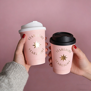 Solutions de marquage compostables : Gobelets à emporter pour aliments et boissons, couvercles et pailles en PLA, supports isolants en papier kraft - Product Image 1