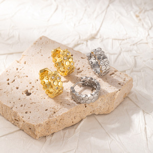 Boucles d'oreilles créoles dorées géométriques micro-serties de zircons, cadeau, bijoux de mode - Product Image 3