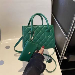 Bolso Hobo Clásico para Mujer en Cuero PU Trenzado Color Borgoña con Cierre de Cremallera - Product Image 3