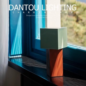 Lampe de bureau LED à commande tactile Dantou Lighting T912, alimentée par batterie, à intensité variable, design géométrique - Product Image 4