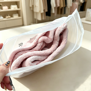 Sac refermable en EVA givré recyclable avec impression de logo personnalisé, sac d'emballage pour vêtements, t-shirt, jean, veste, sac à fermeture éclair pour les petites entreprises - Product Image 4