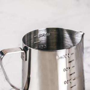 Taza graduada para arte latte L-BEANS de 600cc de acero inoxidable con escala para preparar café - Product Image 2