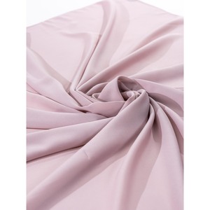 ผ้าพันคอสี่เหลี่ยมสีพื้น รุ่นมิสคัลเลอร์ ขนาด 120x120 ซม. เนื้อผ้าเบาสบาย ระบายอากาศได้ดี คล้ายผ้าฝ้าย เหมาะสำหรับสวมใส่เป็นฮิญาบ - Product Image 6