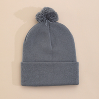 Bonnet d'hiver unisexe en acrylique tricoté avec revers et pompon, personnalisable avec logo brodé, pour le voyage, les sports de plein air, les clubs et la publicité de marque - Vente en gros