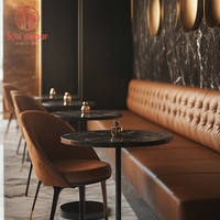 Ensemble de meubles de restaurant moderne et durable : table ronde en marbre, canapé, chaises et banquette pour café