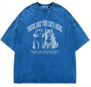 เสื้อยืดโอเวอร์ไซส์ลายพิมพ์วินเทจ สีเบจสำหรับผู้ชาย "มีแมวสองตัวอยู่ที่นี่" เสื้อยืดกราฟิก คอกลม แขนสั้น สไตล์สตรีทแวร์ลำลอง - Product Image 4