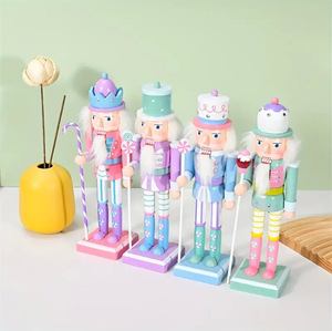 Cascanueces de Madera Hecho a Mano de 25 cm con Acabado Brillante para Regalo Navideño, Decoración Clásica para el Hogar y Escritorio - Product Image 2