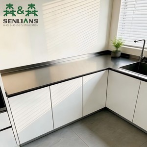 Ensemble d'armoires de cuisine minimalistes blanc chaud, design sans poignées noir, en forme de L, avec plan de travail en quartz noir mat et four encastré - Product Image 4