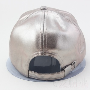 Casquettes de sport en coton et <span class=keywords><strong>cuir</strong></span> imperméables à 6 panneaux de l'usine OEM, casquettes de baseball pour enfants, surface brillante - Product Image 5