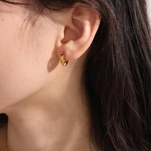 ต่างหูแบบห่วง ทรงเรขาคณิต สีทอง ดีไซน์ไม่สม่ำเสมอ เหล็กไทเทเนียม เครื่องประดับแฟชั่นสตรี สไตล์ยุโรปอเมริกัน - Product Image 4