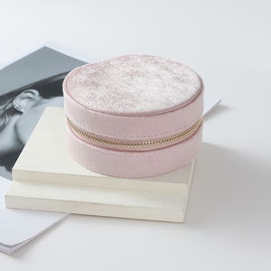 EleQueen - Estuche de Viaje Redondo Pequeño de Terciopelo con Logotipo Personalizado, Organizador de Joyas con Cierre de Cremallera y Cojín de Terciopelo para Collares y Joyas - Product Image 5