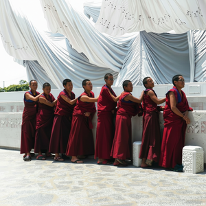 Cerca del Hilo: Monjes Budistas que Dominan el Arte de la Tela Tuffing - Product Image 1