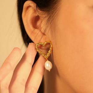 Pendientes de Perlas Ovaladas con Diseño de Corazón en Acero Inoxidable Chapado en Oro de 18k, Joyería de Moda Personalizada para Mujer - Product Image 1
