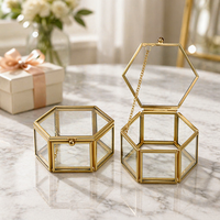 Boîte à bijoux miniature hexagonale transparente moderne faite à la main avec bande en laiton, accessoire en verre personnalisable, rangement de mariage portable