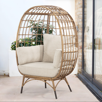 Chaise longue en osier d'extérieur de luxe avec coussins, cadre en fer moderne, chaise œuf de patio pour villa et utilisation en station balnéaire, chaise de jardin pas chère
