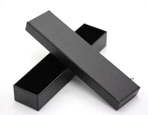 Marque-page en métal avec pompon, accessoire de lecture en plein air - Product Image 1